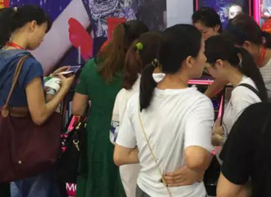 魔妮珂彩妝圓滿參展第45屆廣州美業(yè)博覽會 魔妮珂彩妝圓滿參展第45屆廣州美業(yè)博覽會